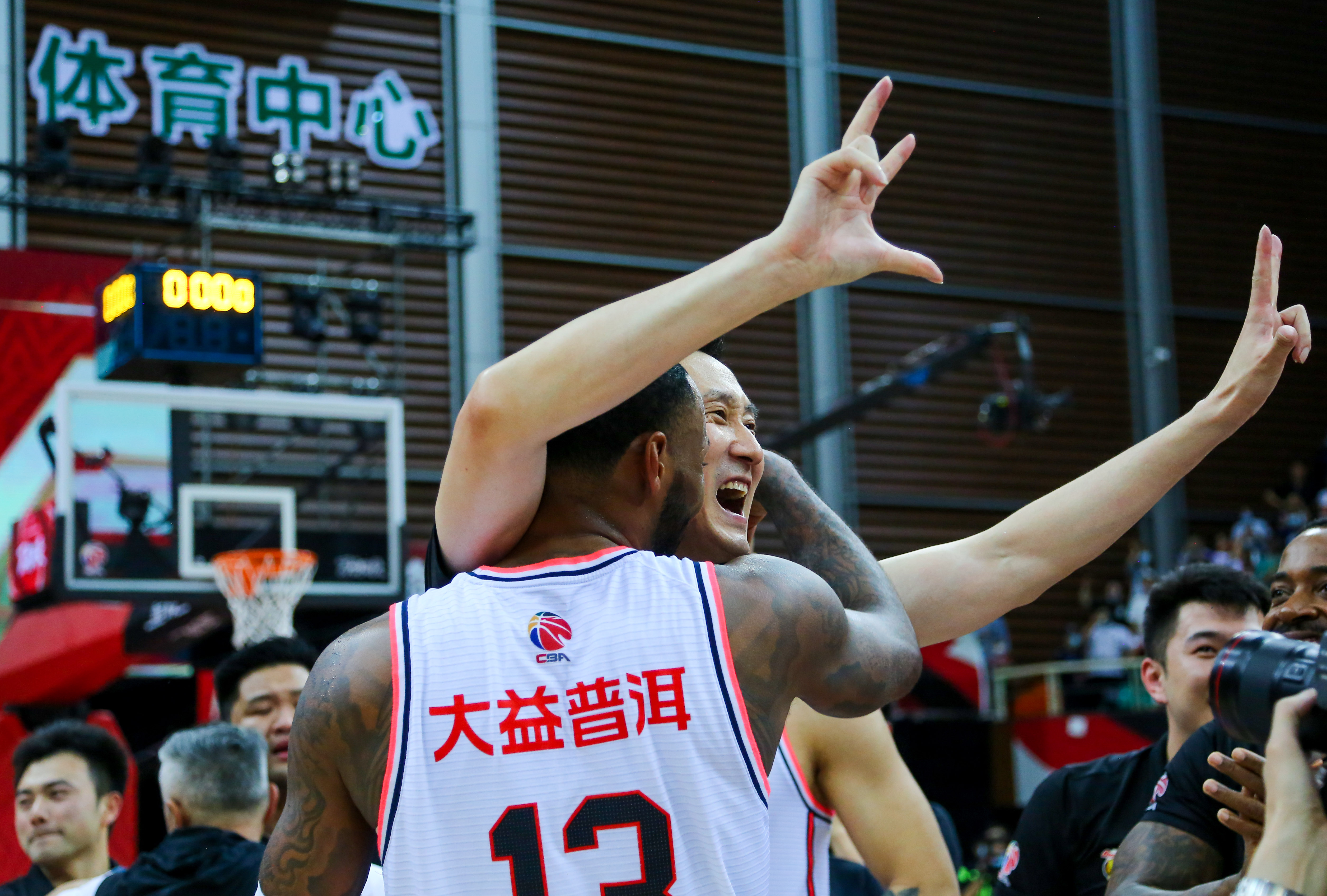 爱游戏-关键时刻上海海港调整名单以备荷甲广东宏远更衣室发声备战NBA季后赛，这操作让人直呼：里尔强势反弹备战法国杯(广东宏远成功签约cba顶级外援)